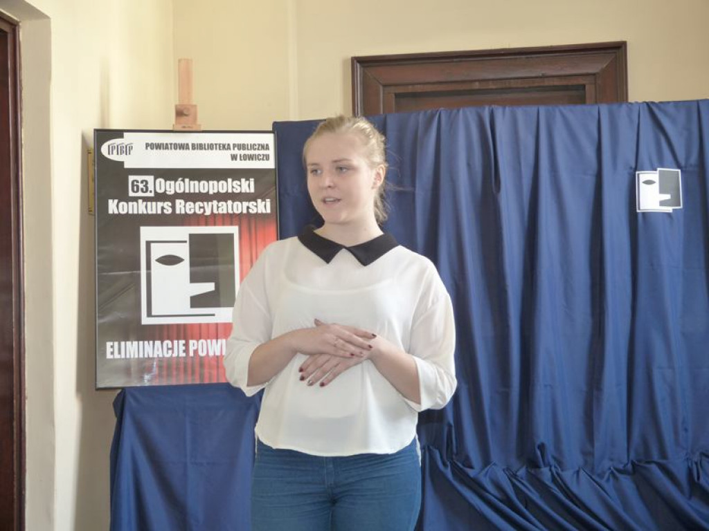 Młodzież recytowała poezję i prozę