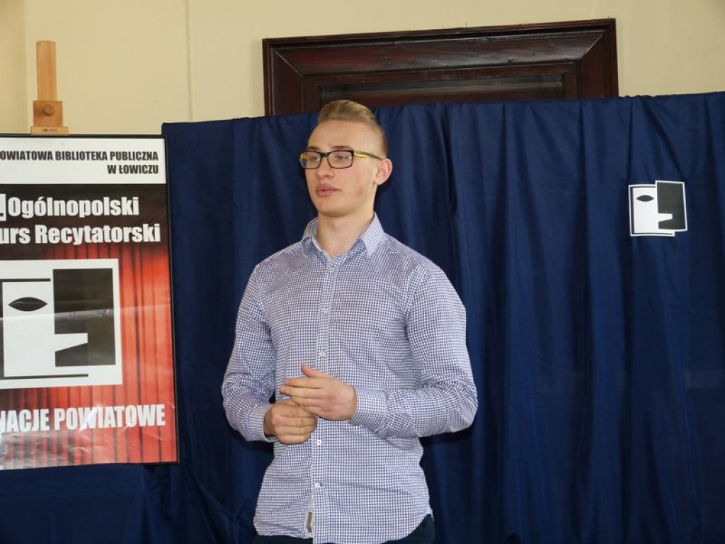 Młodzież recytowała poezję i prozę