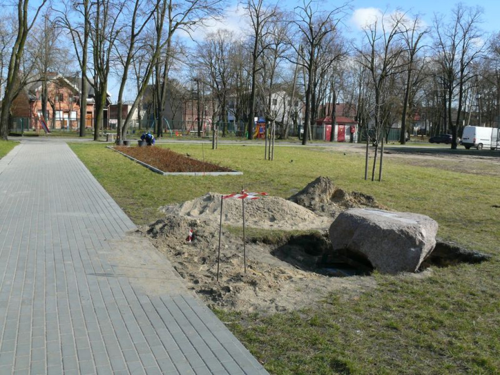 Pomnik ofiar katastrofy smoleńskiej już jest montowany