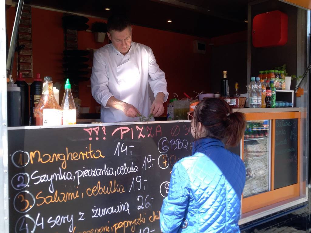 FoodTrucki zaparkowały na Nowym Rynku. Można smacznie zjeść