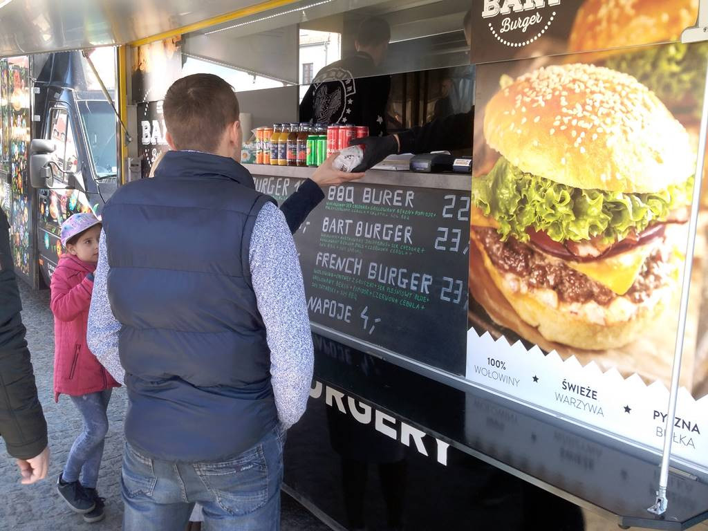 FoodTrucki zaparkowały na Nowym Rynku. Można smacznie zjeść