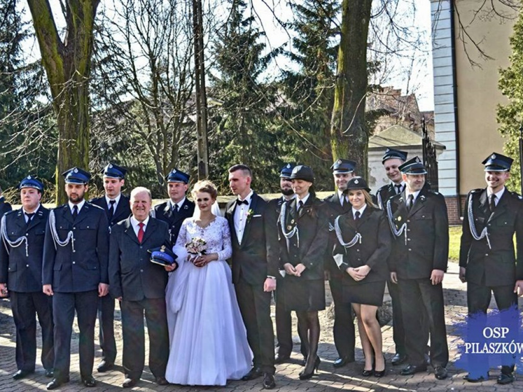 Strażacki podnośnik atrakcją ślubu