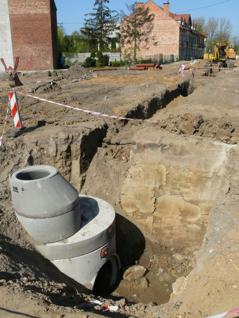 Ul. 1 Maja rozkopana, na Dmowskiego widać już krawężniki