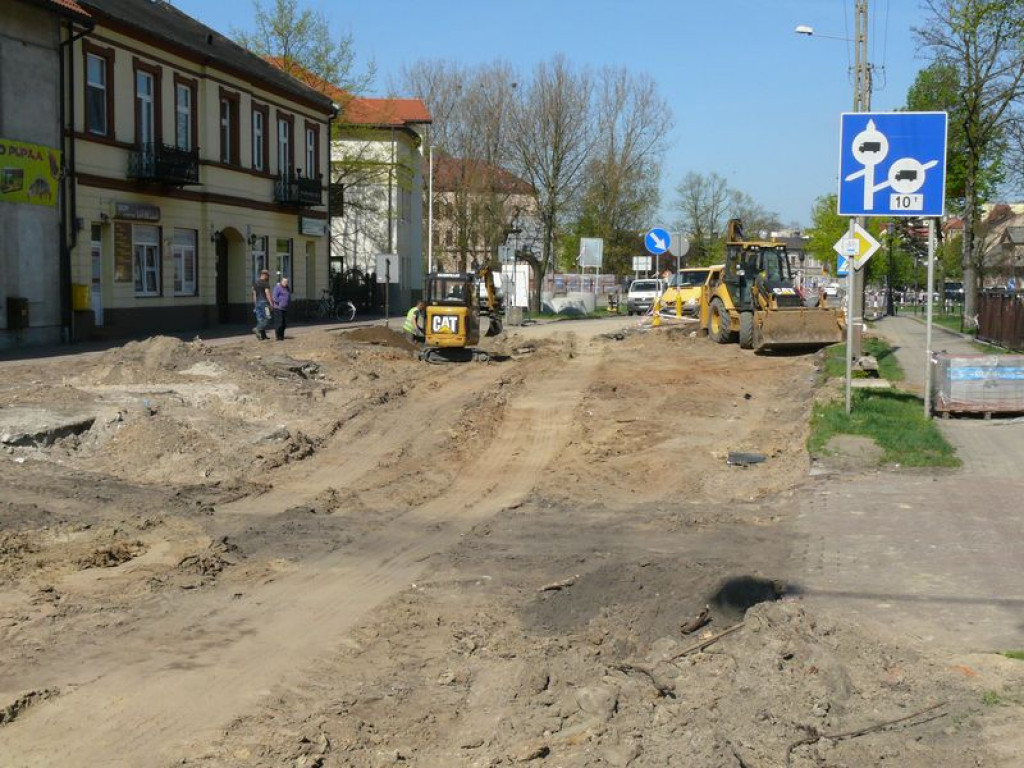 Ul. 1 Maja rozkopana, na Dmowskiego widać już krawężniki