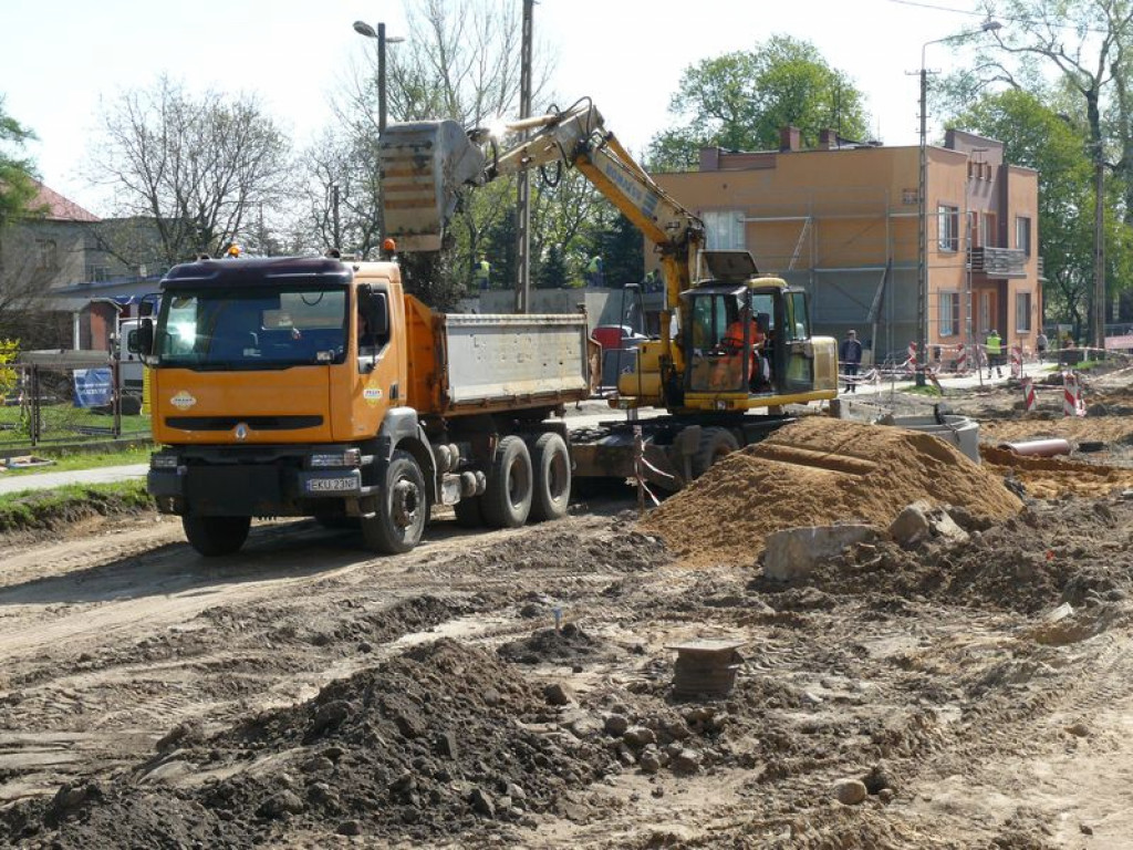 Ul. 1 Maja rozkopana, na Dmowskiego widać już krawężniki