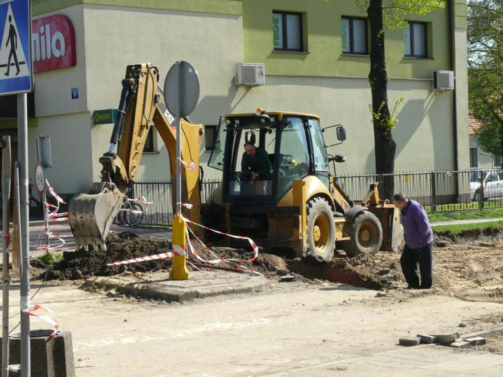 Ul. 1 Maja rozkopana, na Dmowskiego widać już krawężniki