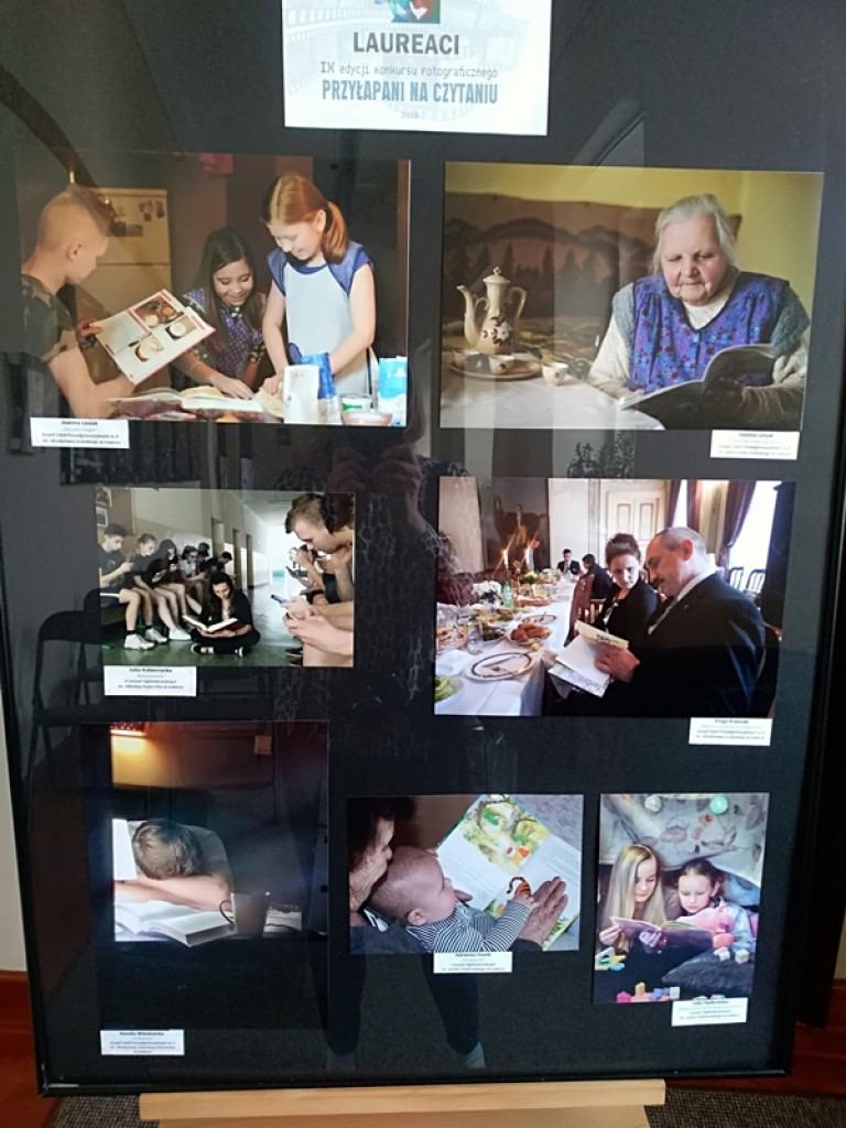 Kto czyta najwięcej książek, a kto umie fotografować czytających
