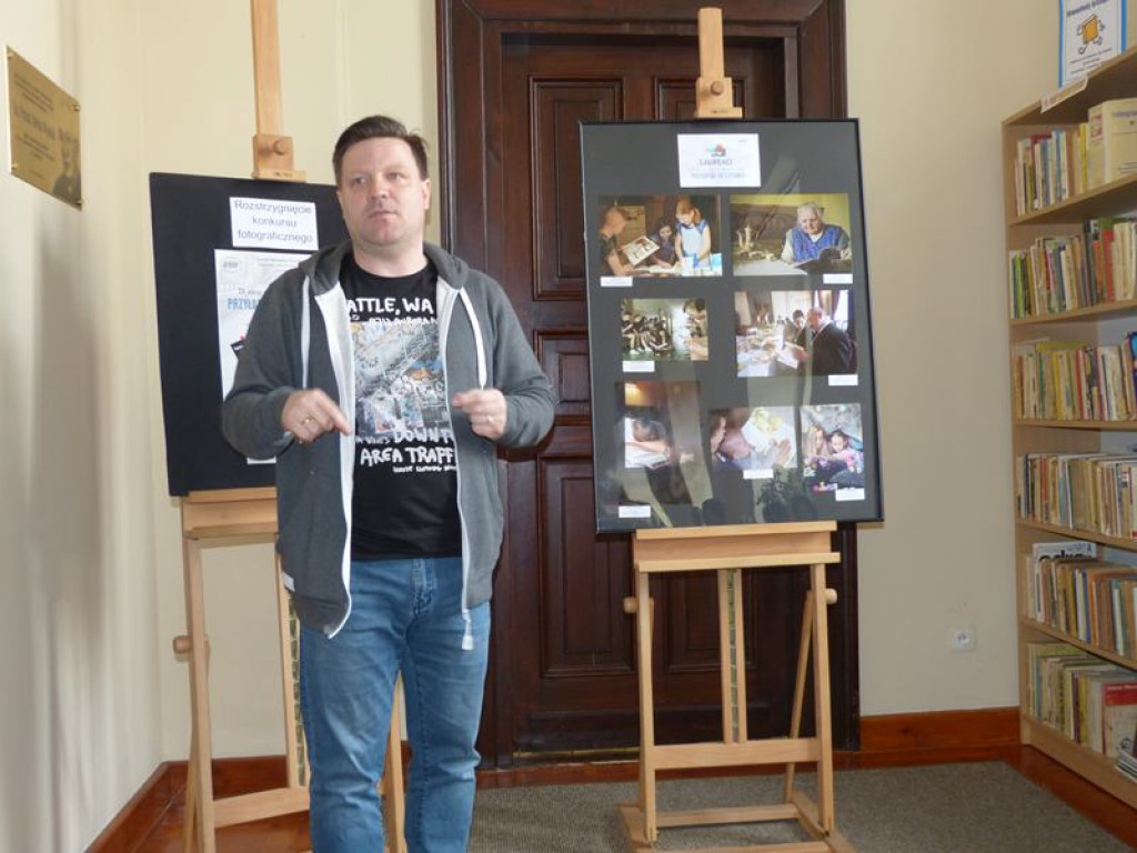 Kto czyta najwięcej książek, a kto umie fotografować czytających
