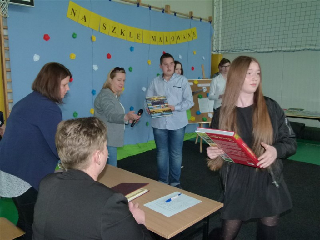 Niepodległa na szkle namalowana