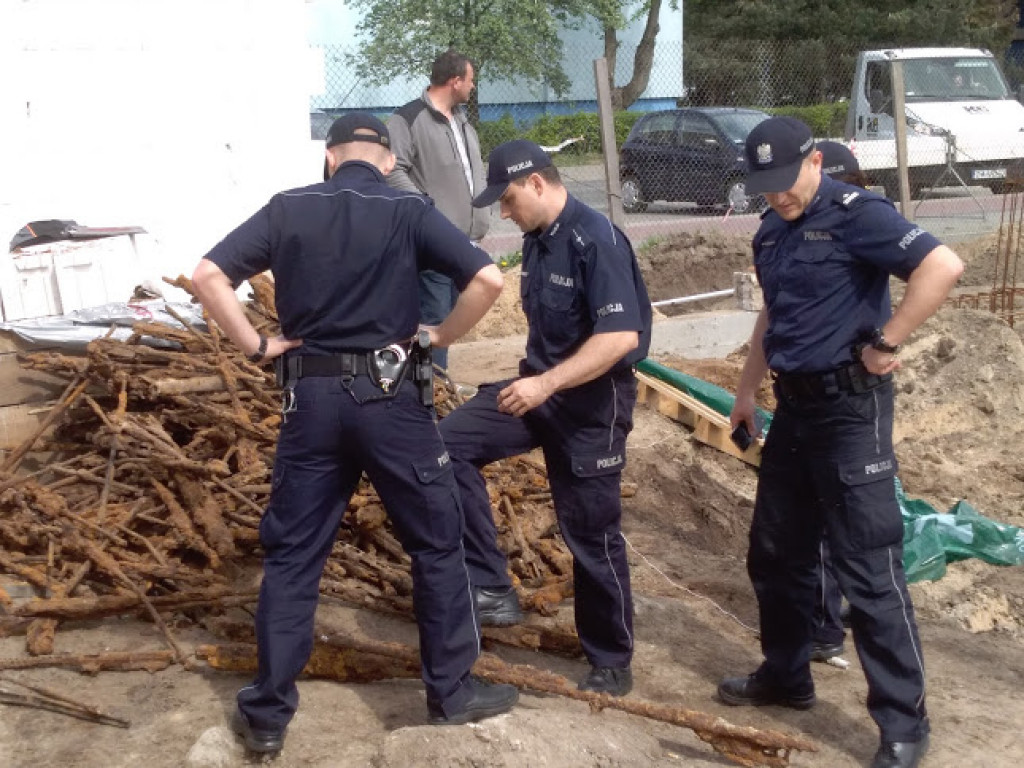 Arsenał starej broni wykopany na terenie po byłej jednostce [foto+filmy]