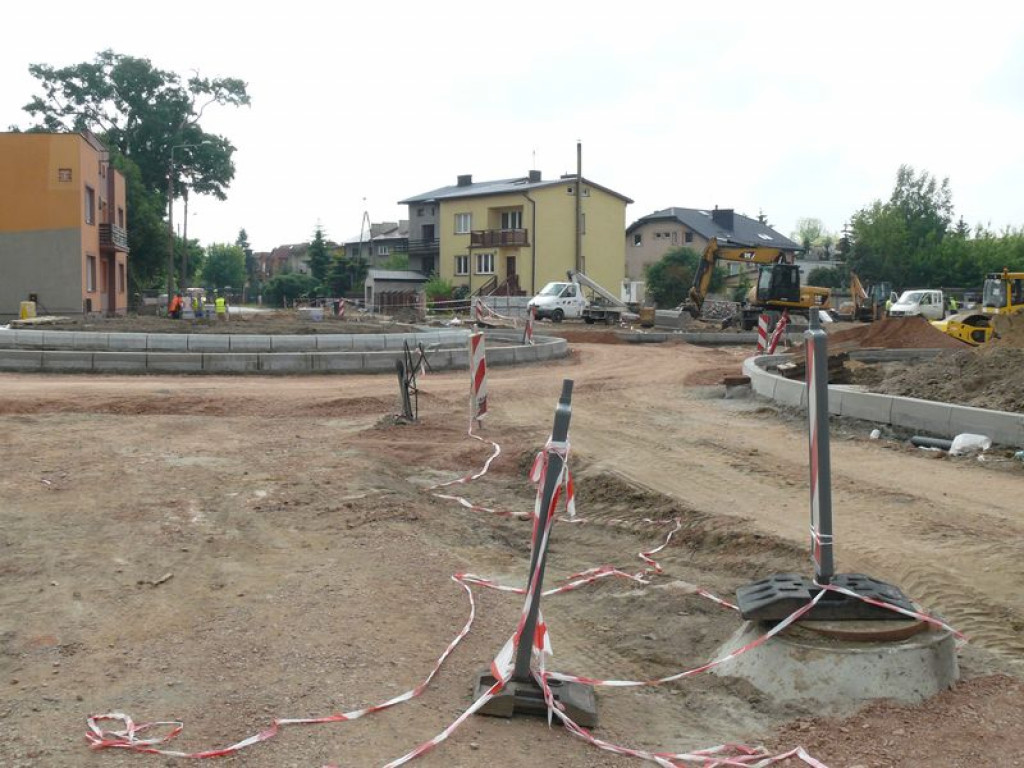 Widać już zarys ronda w ul. 1 Maja