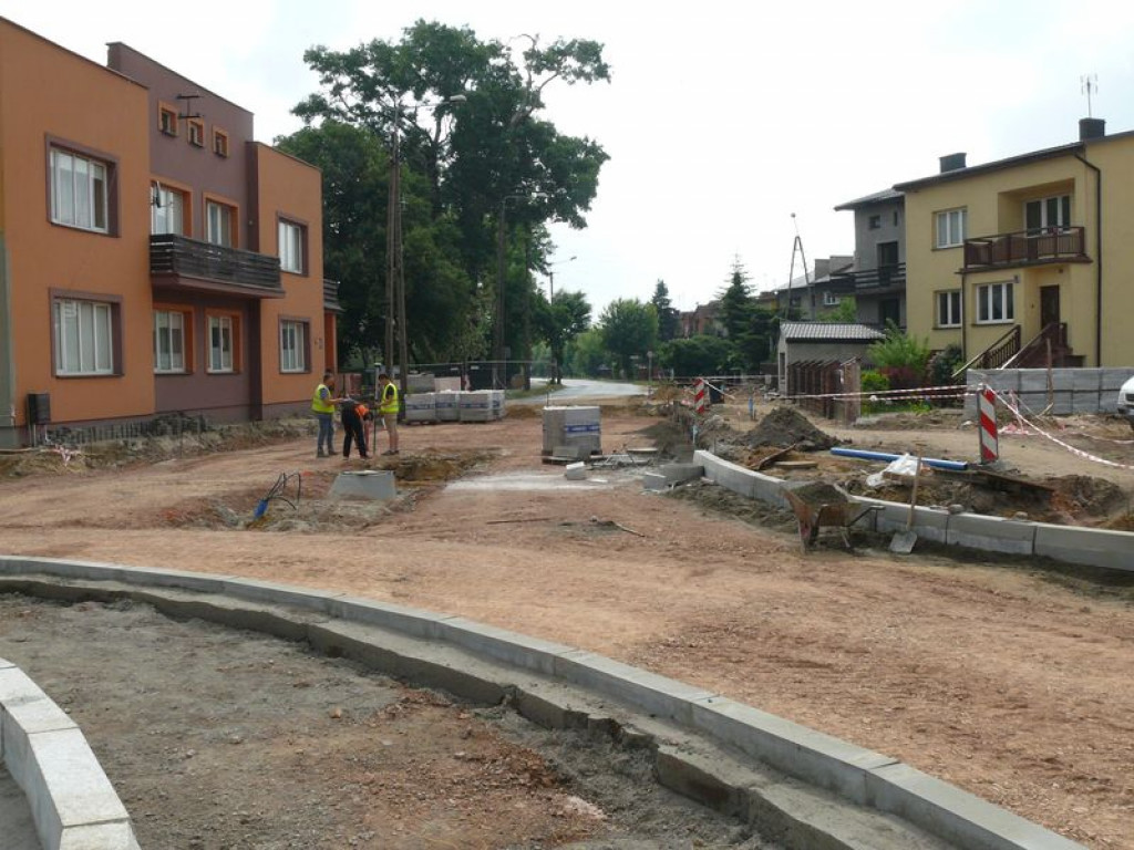 Widać już zarys ronda w ul. 1 Maja