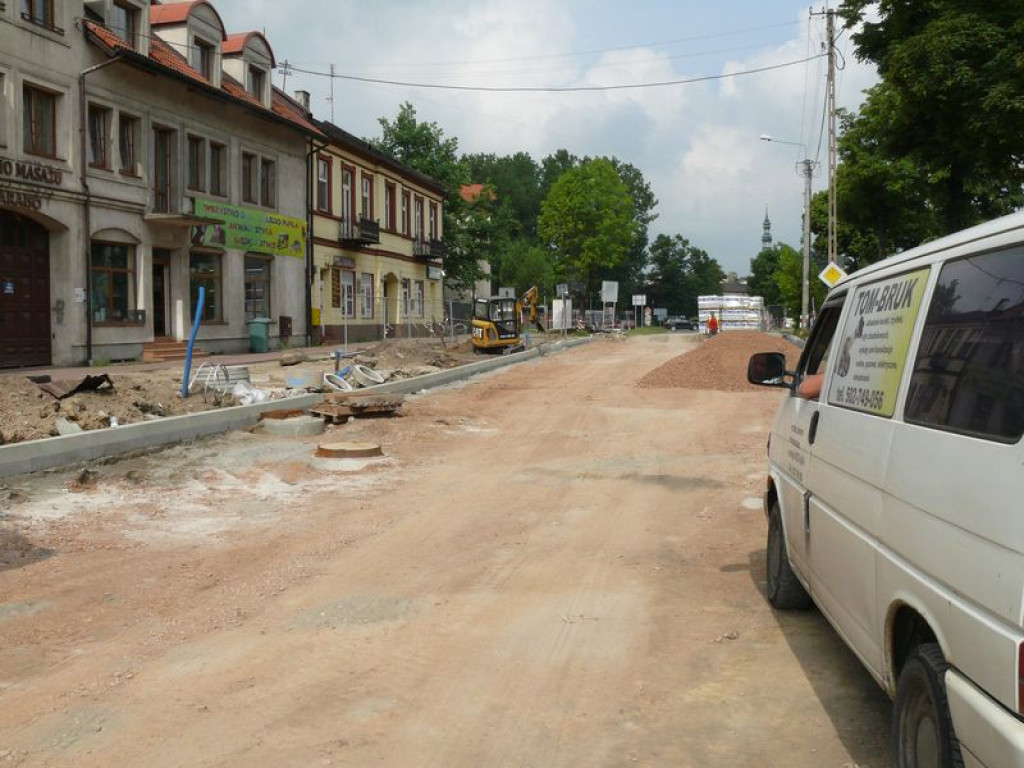 Widać już zarys ronda w ul. 1 Maja
