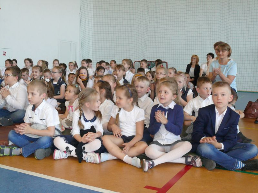 Szkoła odzyskała patrona, teraz otrzymała sztandar