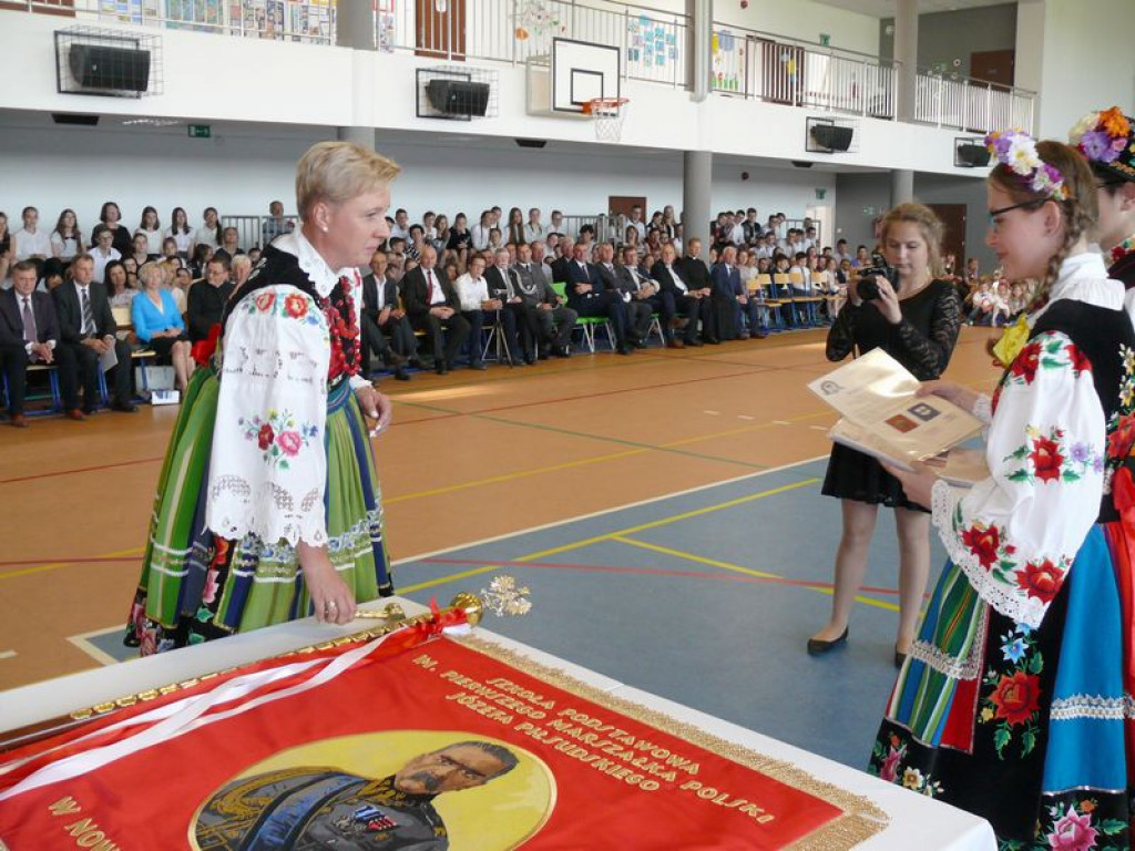 Szkoła odzyskała patrona, teraz otrzymała sztandar