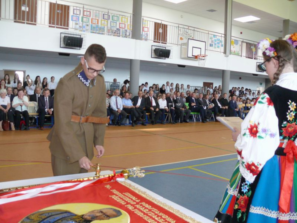 Szkoła odzyskała patrona, teraz otrzymała sztandar