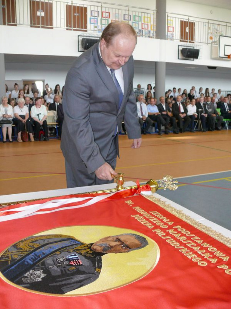 Szkoła odzyskała patrona, teraz otrzymała sztandar
