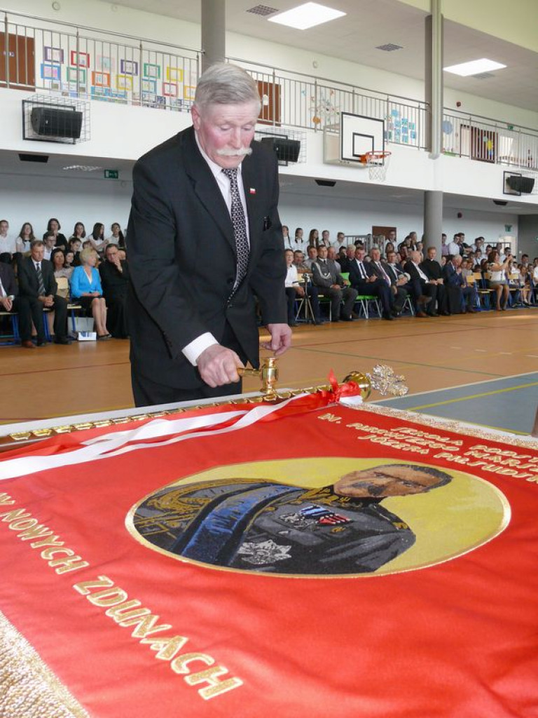 Szkoła odzyskała patrona, teraz otrzymała sztandar