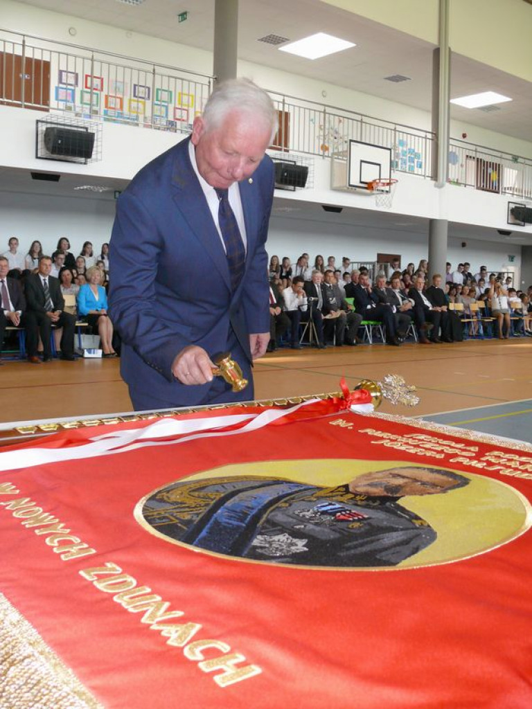 Szkoła odzyskała patrona, teraz otrzymała sztandar