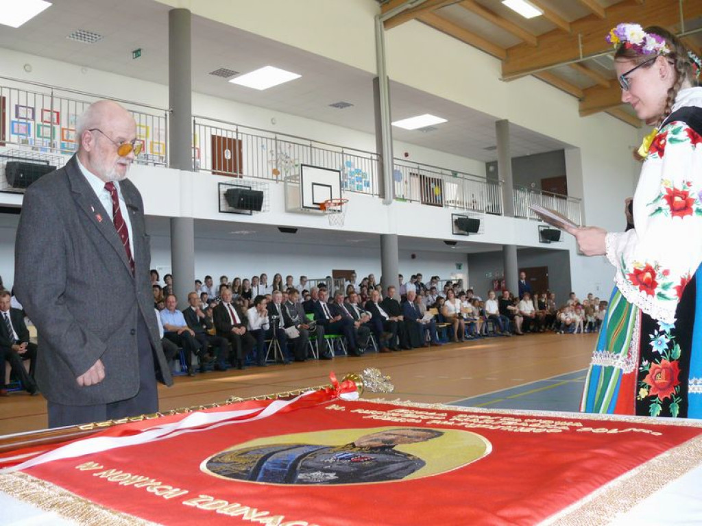 Szkoła odzyskała patrona, teraz otrzymała sztandar