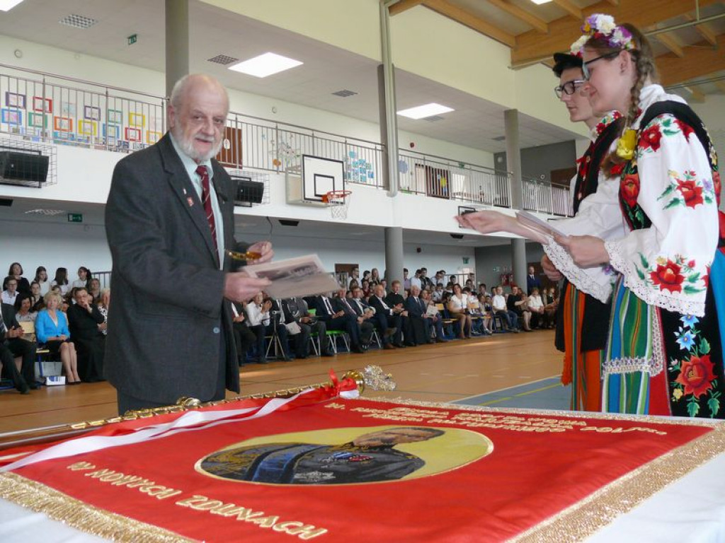 Szkoła odzyskała patrona, teraz otrzymała sztandar