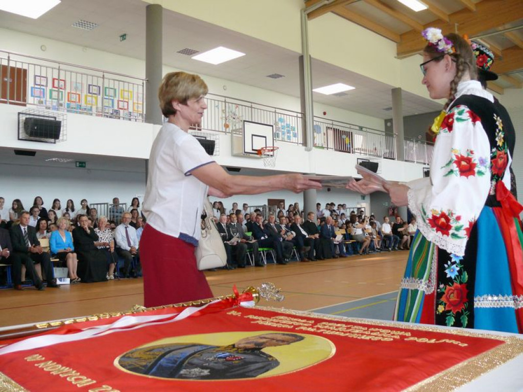 Szkoła odzyskała patrona, teraz otrzymała sztandar