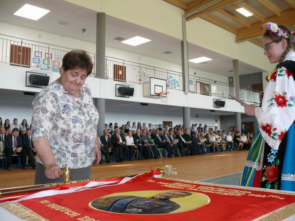 Szkoła odzyskała patrona, teraz otrzymała sztandar