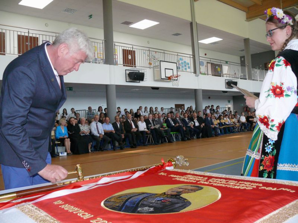 Szkoła odzyskała patrona, teraz otrzymała sztandar