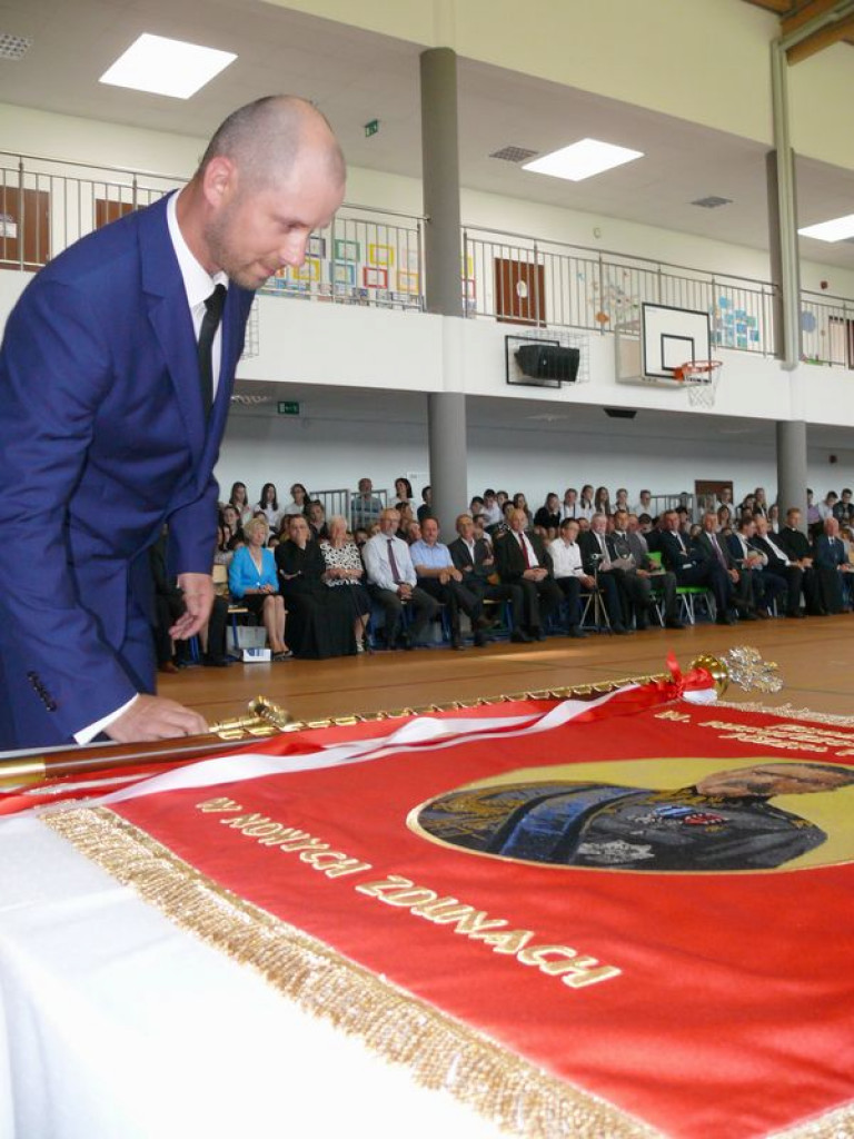 Szkoła odzyskała patrona, teraz otrzymała sztandar