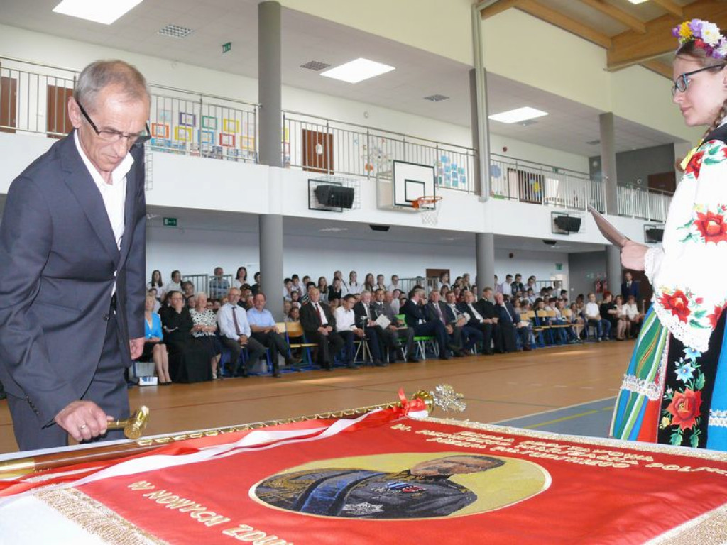 Szkoła odzyskała patrona, teraz otrzymała sztandar