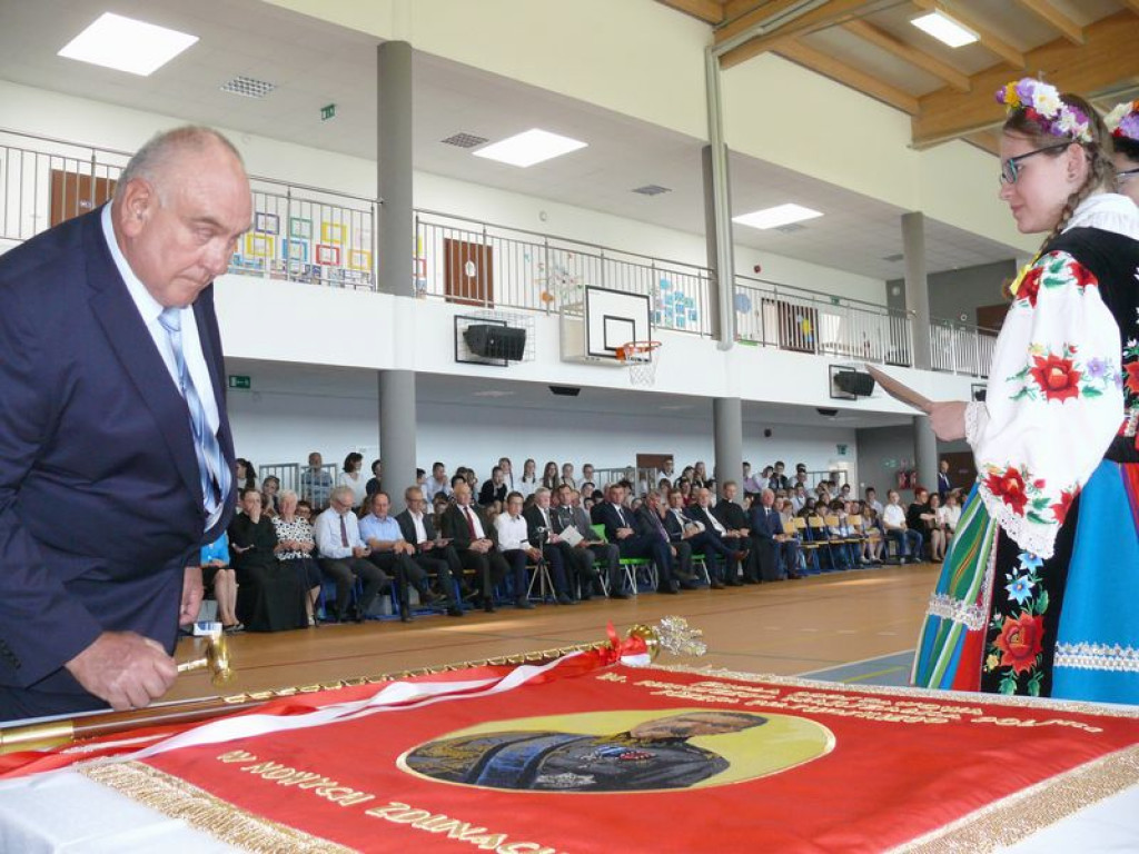 Szkoła odzyskała patrona, teraz otrzymała sztandar