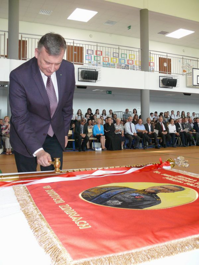 Szkoła odzyskała patrona, teraz otrzymała sztandar