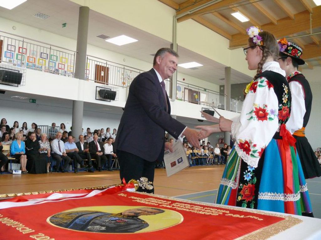 Szkoła odzyskała patrona, teraz otrzymała sztandar