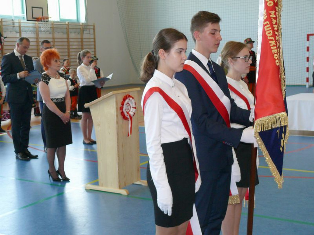 Szkoła odzyskała patrona, teraz otrzymała sztandar