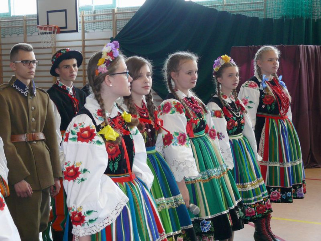 Szkoła odzyskała patrona, teraz otrzymała sztandar