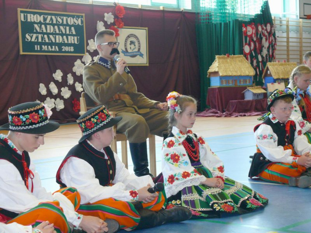 Szkoła odzyskała patrona, teraz otrzymała sztandar