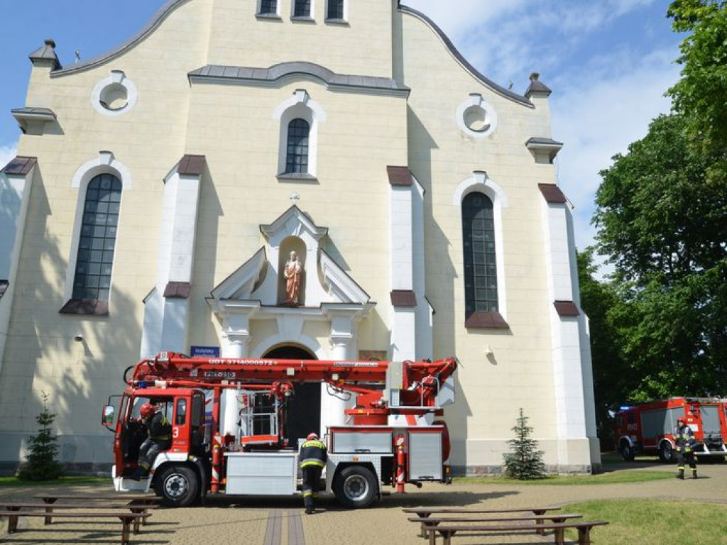 Strażacy w kościele w Domaniewicach