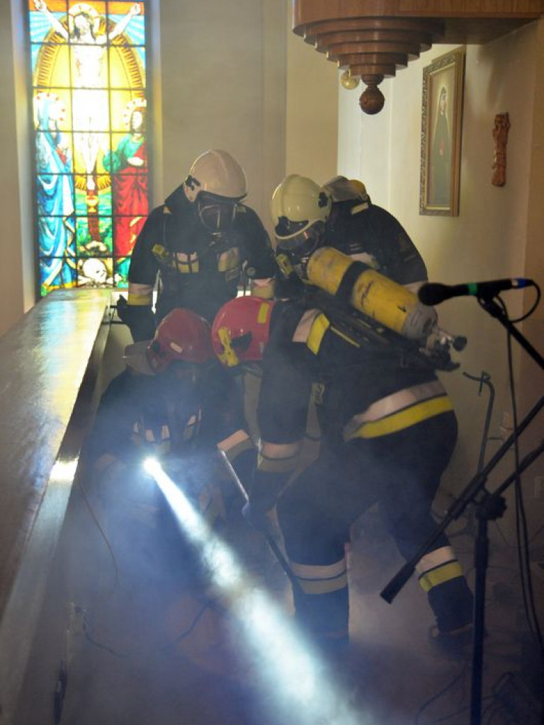Strażacy w kościele w Domaniewicach