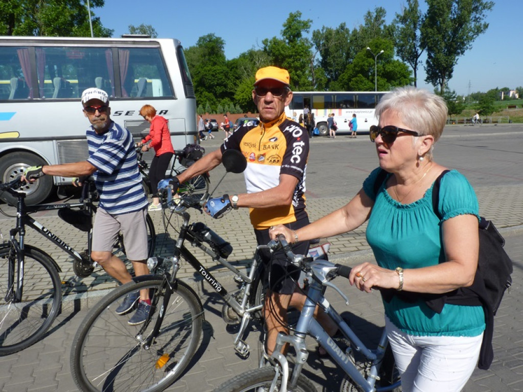 Seniorzy i młodzież już w drodze do Walewic