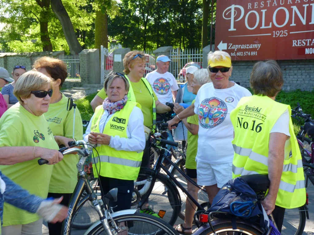 Seniorzy i młodzież już w drodze do Walewic