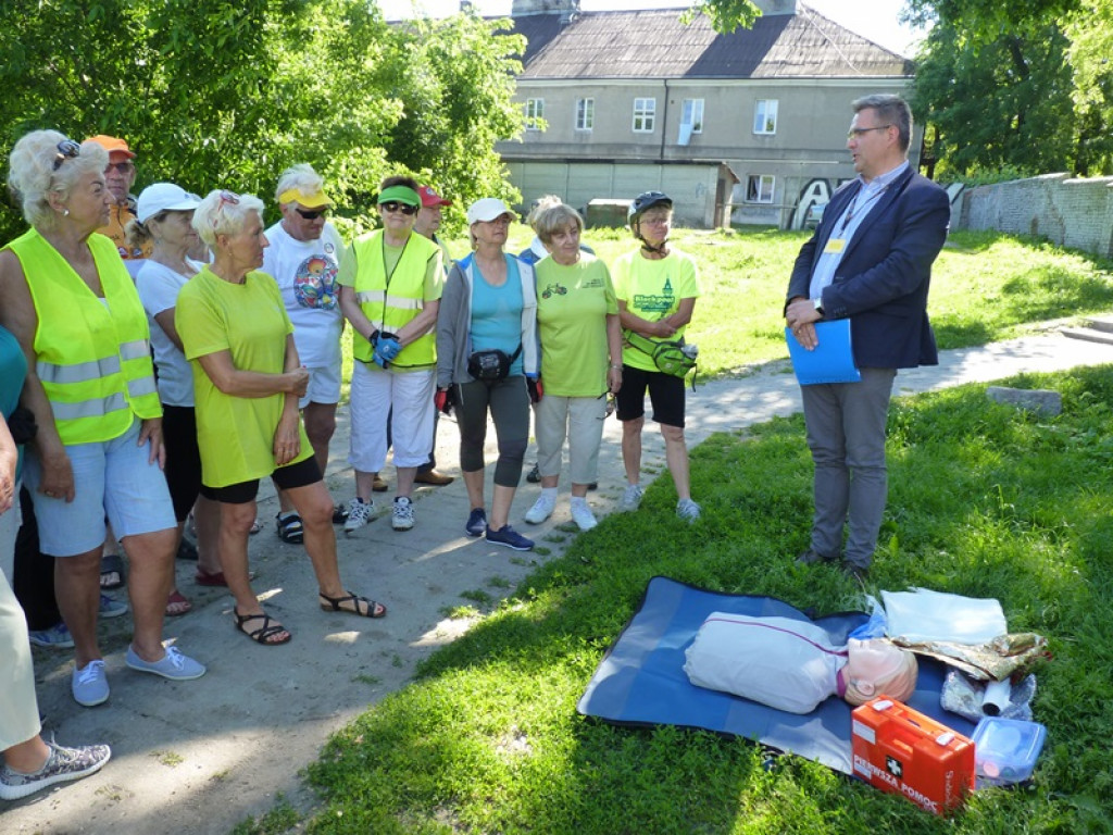 Seniorzy i młodzież już w drodze do Walewic