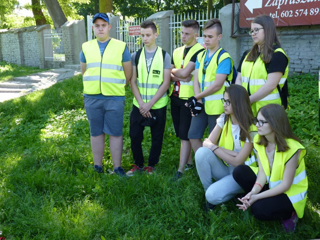 Seniorzy i młodzież już w drodze do Walewic