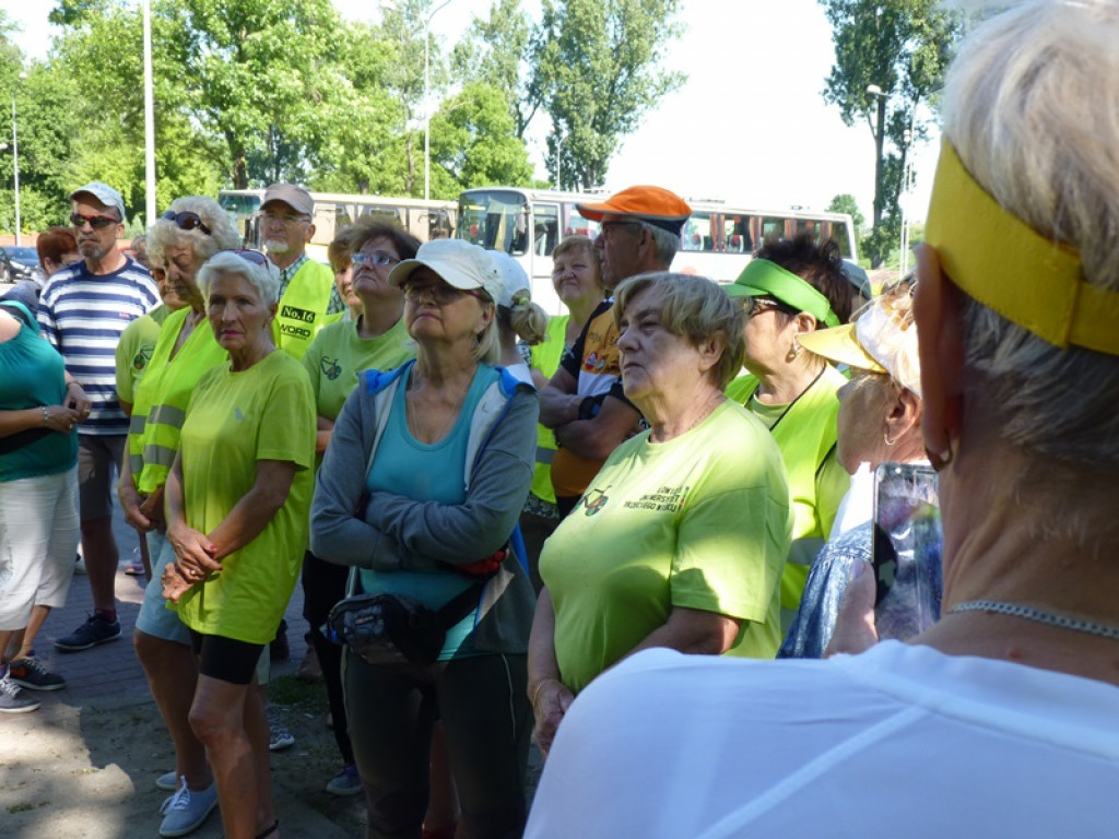 Seniorzy i młodzież już w drodze do Walewic