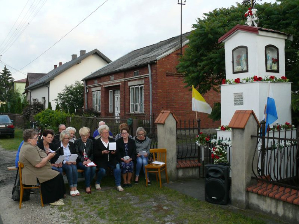 Spotkanie na Dzień Matki przy niezwykłej kapliczce