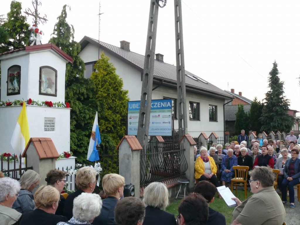 Spotkanie na Dzień Matki przy niezwykłej kapliczce