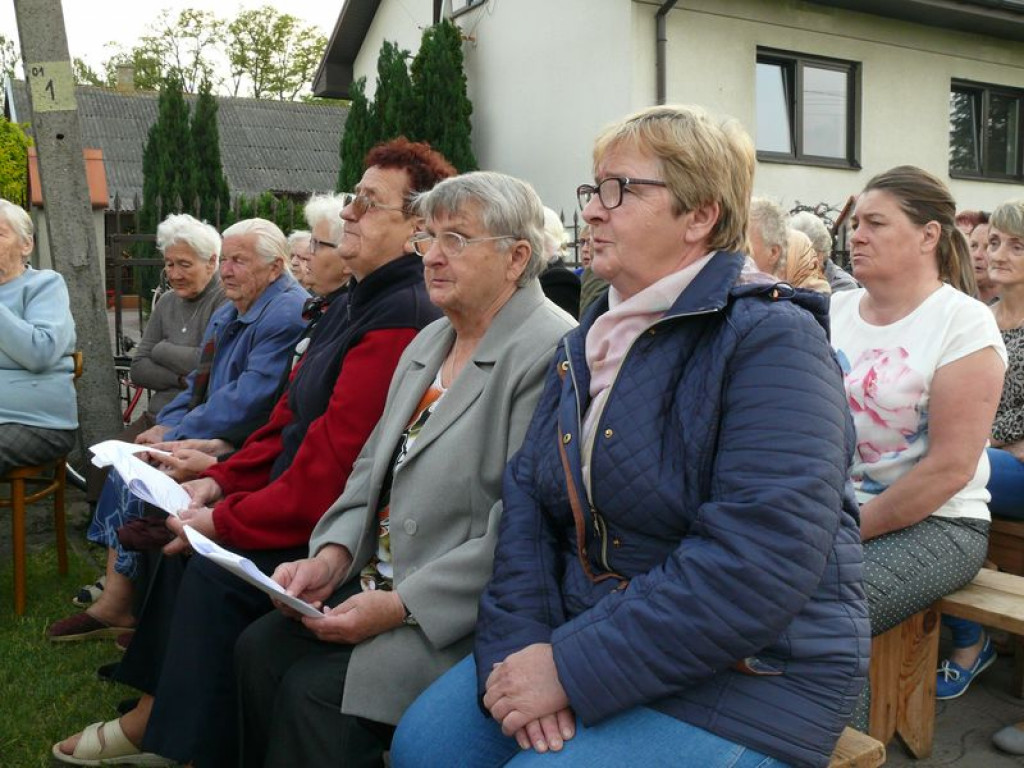 Spotkanie na Dzień Matki przy niezwykłej kapliczce
