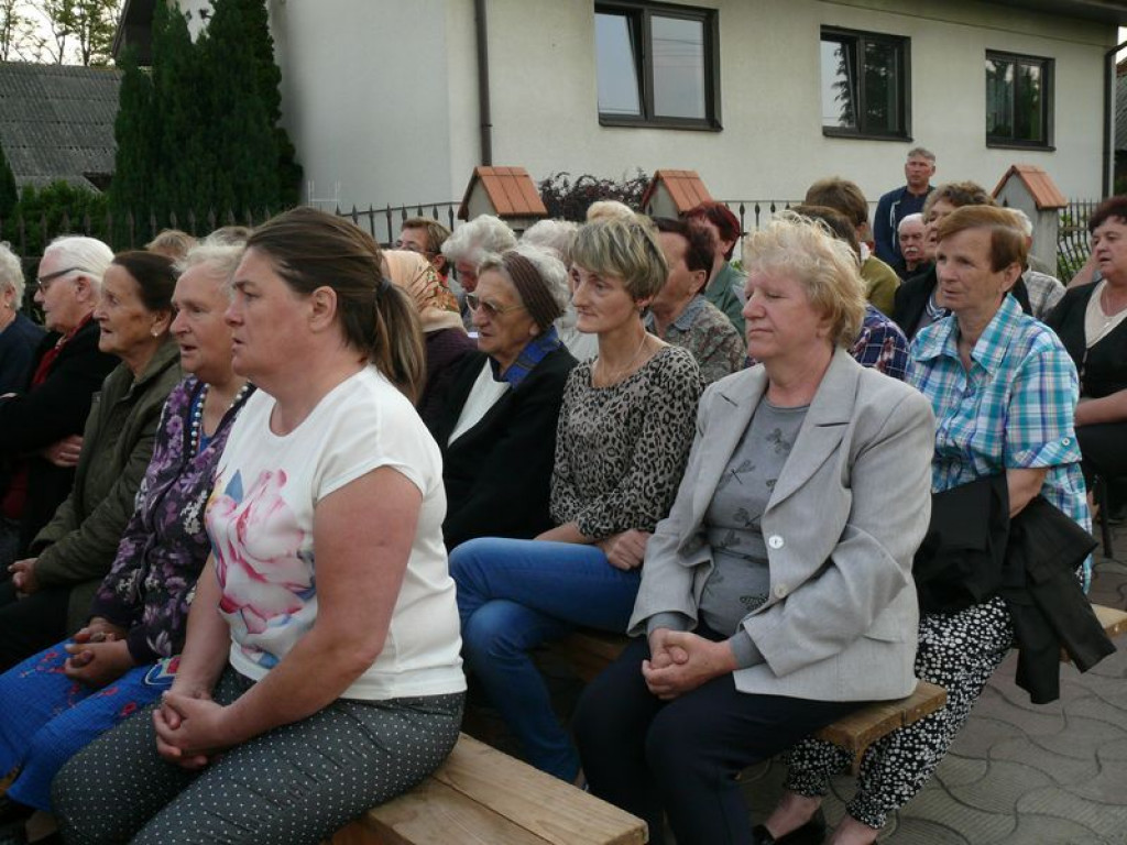 Spotkanie na Dzień Matki przy niezwykłej kapliczce