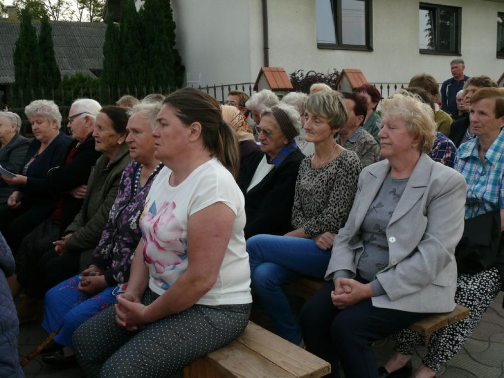 Spotkanie na Dzień Matki przy niezwykłej kapliczce