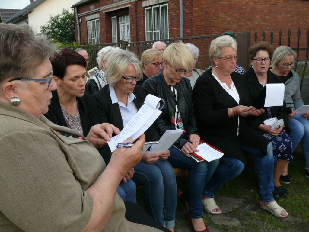 Spotkanie na Dzień Matki przy niezwykłej kapliczce