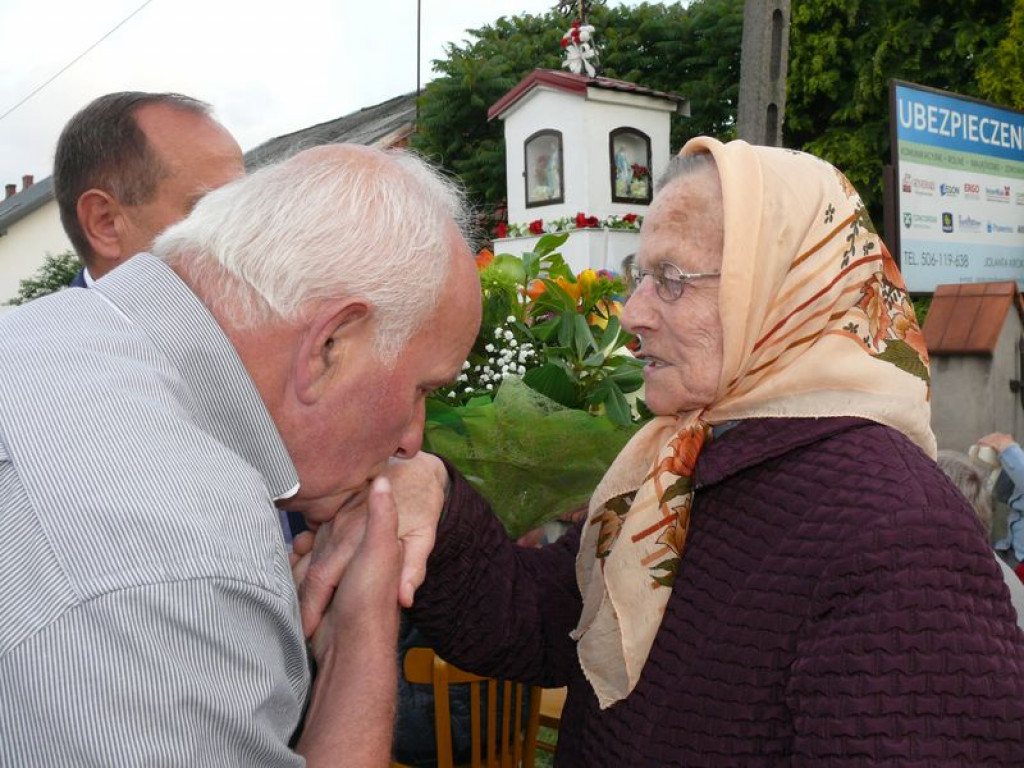 Spotkanie na Dzień Matki przy niezwykłej kapliczce